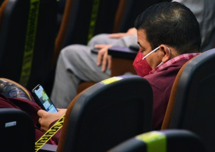 Muy inquieto anduvo el diputado Juan Javier Gómez Cazarín, Presidente de la Junta de Coordinación Política del Congreso del Estado, quien prefirió sentarse en las butacas para checar el celular a gusto.  