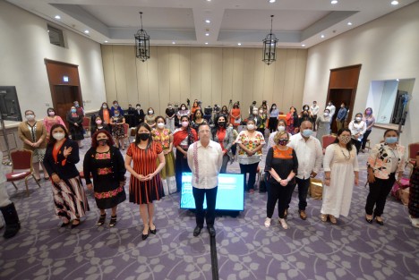 Durante el Encuentro Nacional de alcaldesas <em>Agendas Municipales a favor de las Mujeres, a partir de una mirada colectiva</em>, sin precedente en la entidad, el Gobernador Cuitláhuac García destacó que ya está penalizada la violencia política de género en la Constitución estatal, una ley impulsada por el primer Congreso paritario de Veracruz.