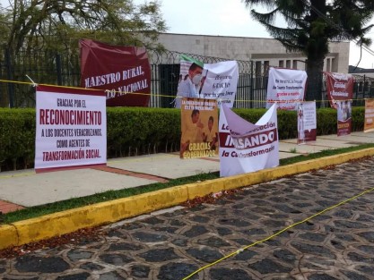 Olvidando los protocolos de prevención por la pandemia, cientos de profesores rodearon el Palacio Legislativo y desplegaron lonas de apoyo  para darle la bienvenida al Secretario de Educación, Roberto Zenyansen Escobar García, quien comparece hoy como parte de la Glosa del Informe del Gobernador del Estado.