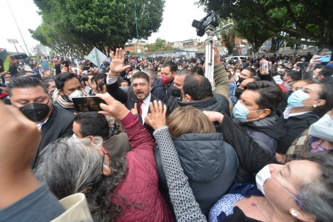 Olvidando los protocolos de prevención por la pandemia, cientos de profesores rodearon el Palacio Legislativo y desplegaron lonas de apoyo  para darle la bienvenida al Secretario de Educación, Roberto Zenyansen Escobar García, quien comparece hoy como parte de la Glosa del Informe del Gobernador del Estado.