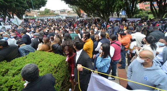 Olvidando los protocolos de prevención por la pandemia, cientos de profesores rodearon el Palacio Legislativo y desplegaron lonas de apoyo  para darle la bienvenida al Secretario de Educación, Roberto Zenyansen Escobar García, quien comparece hoy como parte de la Glosa del Informe del Gobernador del Estado.