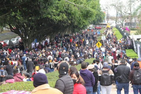 Olvidando los protocolos de prevención por la pandemia, cientos de profesores rodearon el Palacio Legislativo y desplegaron lonas de apoyo  para darle la bienvenida al Secretario de Educación, Roberto Zenyansen Escobar García, quien comparece hoy como parte de la Glosa del Informe del Gobernador del Estado.