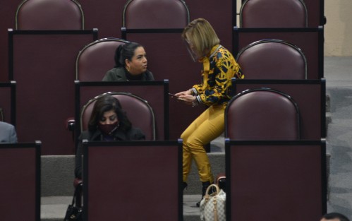 Los diputados siempre atentos a lo que dice el funcionario que comparece.