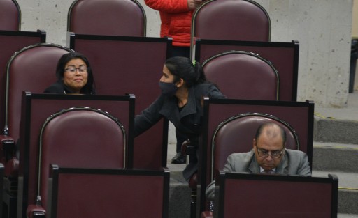Los diputados siempre atentos a lo que dice el funcionario que comparece.