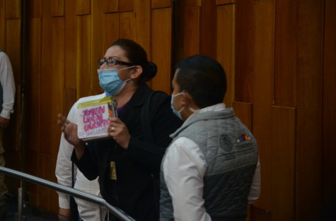 ¡ Gol ! Citlali Topacio Hernández desde  las gradas, grita mentiroso al Secretario de Educación Zenyazen Escobar durante su comparecencia en el H. Congreso del Estado de Veracruz.