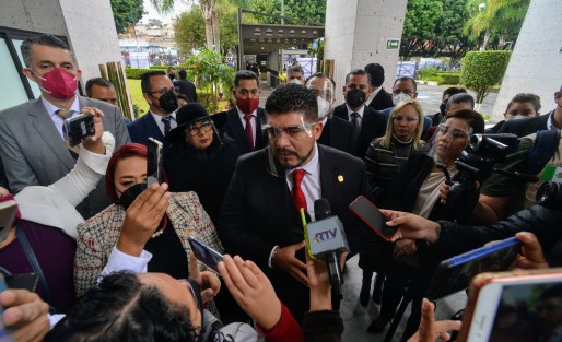 Con cifras alegres y con apoyo de profesores quienes llegaron al Congreso por sus propios medios, el secretario de Educación de Veracruz, Zenyazen Escobar García,  compareció ante diputados de la Comisión de Educación y Cultura del Congreso del Estado.
