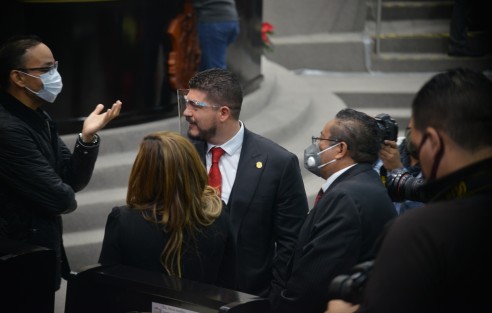 Con cifras alegres y con apoyo de profesores quienes llegaron al Congreso por sus propios medios, el secretario de Educación de Veracruz, Zenyazen Escobar García,  compareció ante diputados de la Comisión de Educación y Cultura del Congreso del Estado.