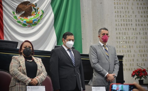 Con cifras alegres y con apoyo de profesores quienes llegaron al Congreso por sus propios medios, el secretario de Educación de Veracruz, Zenyazen Escobar García,  compareció ante diputados de la Comisión de Educación y Cultura del Congreso del Estado.