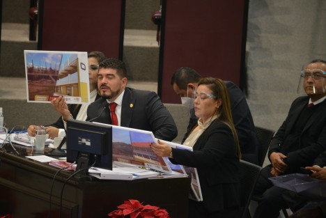 Con cifras alegres y con apoyo de profesores quienes llegaron al Congreso por sus propios medios, el secretario de Educación de Veracruz, Zenyazen Escobar García,  compareció ante diputados de la Comisión de Educación y Cultura del Congreso del Estado.