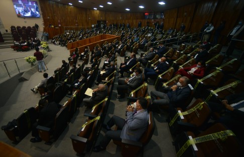 Con cifras alegres y con apoyo de profesores quienes llegaron al Congreso por sus propios medios, el secretario de Educación de Veracruz, Zenyazen Escobar García,  compareció ante diputados de la Comisión de Educación y Cultura del Congreso del Estado.