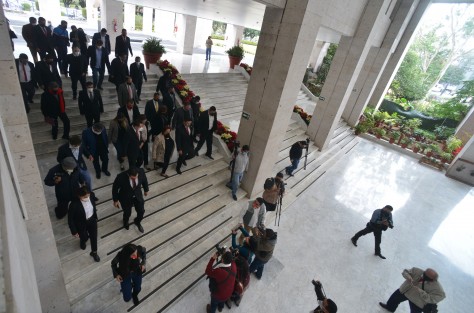 Con cifras alegres y con apoyo de profesores quienes llegaron al Congreso por sus propios medios, el secretario de Educación de Veracruz, Zenyazen Escobar García,  compareció ante diputados de la Comisión de Educación y Cultura del Congreso del Estado.