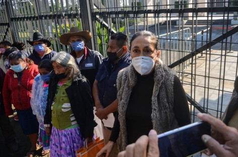 Habitantes de Ayahualulco  en compañía de Minerva Salcedo querían entrar al recinto para pedir al secretario la construcción de un centro de salud en aquella comunidad.  