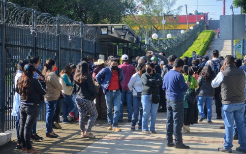 Integrantes del Movimiento Antorchista se manifestaron en la puerta principal del Congreso del Estado; por algunos minutos no permitieron la entrada de empleados y de algunos invitados a la comparecencia del Secretario de Salud, Ramos Amor.
