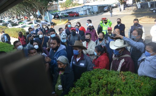 Integrantes del Movimiento Antorchista se manifestaron en la puerta principal del Congreso del Estado; por algunos minutos no permitieron la entrada de empleados y de algunos invitados a la comparecencia del Secretario de Salud, Ramos Amor.