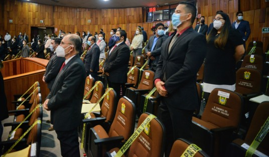 Previo a la comparecencia, el titular de la Secretaría de Salud pidió un minuto de silencio para el personal fallecido en la batalla contra el Covid.