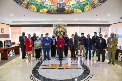 La Magistrada Presidenta Isabel Inés Romero Cruz y el Consejo de la Judicatura del PJE recibieron a los integrantes y representantes de los Colegios y Barras de Abogados de Córdoba, Martínez de la Torre, Papantla, Tlapacoyan, Banderilla y Xalapa.

