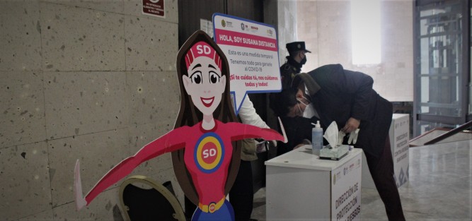 Susana distancia solo de cartón, y afuera del recinto legislativo.