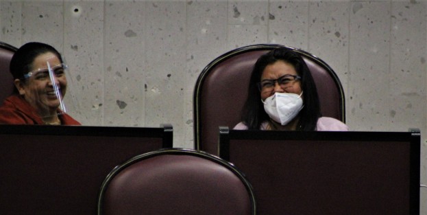 En la sala de plenos del Congreso del Estado las caretas y cubrebocas son mero protocolo que se olvida cuando es la hora de la selfie.