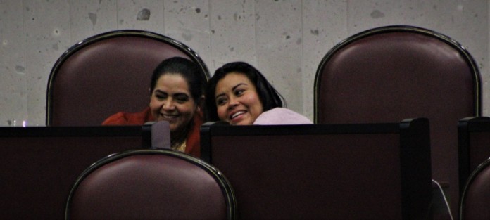En la sala de plenos del Congreso del Estado las caretas y cubrebocas son mero protocolo que se olvida cuando es la hora de la selfie.