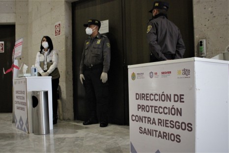 Mucha vigilancia afuera, y adentro los diputados como en fiesta COVID.