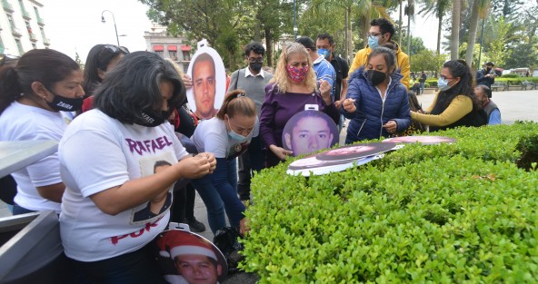 Integrantes de los colectivos Enlaces Xalapa y Buscando Desaparecidas y Desaparecidos de Veracruz  se reunieron en el parque Juárez de la capital para colocar fotos en forma de esfera en una araucaria.  Fueron apoyados por personal del ayuntamiento.