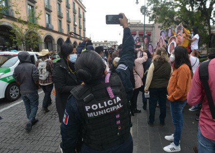 Integrantes de los colectivos Enlaces Xalapa y Buscando Desaparecidas y Desaparecidos de Veracruz se reunieron en el parque Juárez de la capital para colocar fotos en forma de esfera en una araucaria. Fueron apoyados por personal del ayuntamiento.