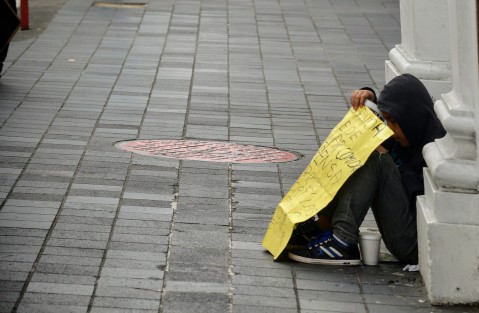 Un menor de edad pide alguna moneda o despensa sobre la calle de Enríquez para sobrevivir la pandemia.
