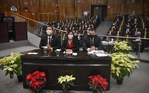 Con la suma de esfuerzos, trabajo honesto y austeridad avanzamos en el cumplimiento del objetivo de garantizar a los veracruzanos su desarrollo en un ambiente sano, expresó la titular de la Secretaría de Medio Ambiente (SEDEMA), María del Rocío Pérez Pérez. 