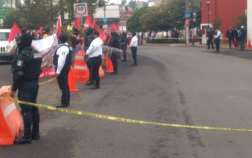 Integrantes de Antorcha Campesina se manifiestan en las afueras del IMAC  donde rendirá su informe el alcalde de Xalapa, Hipólito Rodríguez Herrero.  