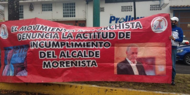 Integrantes de Antorcha Campesina se manifiestan en las afueras del IMAC  donde rendirá su informe el alcalde de Xalapa, Hipólito Rodríguez Herrero.  