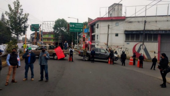 Integrantes de Antorcha Campesina se manifiestan en las afueras del IMAC  donde rendirá su informe el alcalde de Xalapa, Hipólito Rodríguez Herrero.  