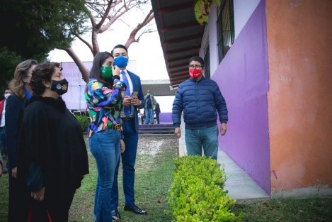 El alcalde de Teocelo Mario Antonio Chama Díaz, la Sindica Municipal Zayra del Carmen Martínez Andrade y la presidenta del DIF  Mara Chama Villa,  fueron los anfitriones de esta visita  en la que se recorrió las instalaciones del nuevo  Centro Regional de Rehabilitación Integral, y se observaron los avances  y mejoras en espacios de atención que albergaran el equipamiento que el Club Rotario entregará como parte de la subvención global por casi 35 mil dólares.