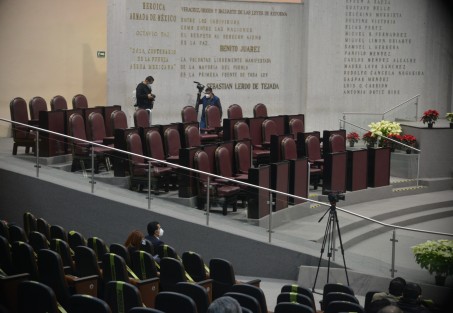  Con la presencia de tan solo cuatro diputados, Mercedes Santoyo Domínguez, contralora general del Estado, acudió este frío lunes al Congreso para comparecer ante la Comisión de Hacienda, como parte de la Glosa del Segundo Informe de Gobierno.