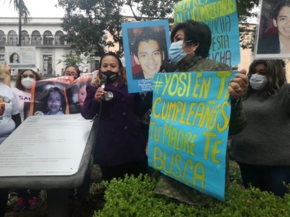 La mamá de Yosi, un joven desaparecido, felicitó a su hijo donde quiera que esté, pues hoy 7 de diciembre es el día en que cumple años. <em>Para mí es un día importante, es el día en que nació mi hijo, un 7 de diciembre llegó a mis brazos, doy gracias a Dios y a la vida que me permitió ser su mamá</em>, dijo.