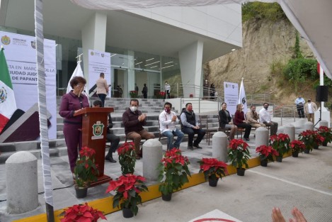 Echar a andar la Ciudad Judicial de Papantla no solo conlleva la dignificación de las instalaciones y la renovación de los inmuebles, ya que también es necesario la dignificación de la labor, para dotar cada día a los justiciables de alicientes y esperanza en la solución de sus problemas.