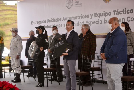 De esta manera, la Dirección General de la Policía Ministerial recibió ocho camionetas pick-up y 13 vehículos sedán adaptados como patrullas, por un monto superior a los 10.2 millones de pesos; así como 233 chalecos balísticos nivel III‐A, vestuario y uniformes por 9.8 millones, del Fondo de Aportaciones para la Seguridad Pública (FASP).