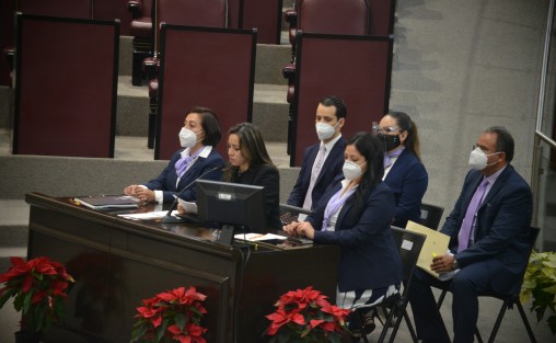 Combatir la corrupción, vigilar el adecuado manejo de los recursos públicos y romper el círculo de la impunidad, son los tres ejes de acción de la Contraloría General del Estado (CGE), definió su titular, Mercedes Santoyo Domínguez, en su comparecencia ante el Congreso del Estado, con motivo de la glosa del Segundo Informe de Gobierno.