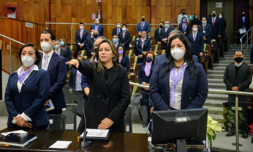 Combatir la corrupción, vigilar el adecuado manejo de los recursos públicos y romper el círculo de la impunidad, son los tres ejes de acción de la Contraloría General del Estado (CGE), definió su titular, Mercedes Santoyo Domínguez, en su comparecencia ante el Congreso del Estado, con motivo de la glosa del Segundo Informe de Gobierno.