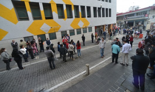 La Torre de Seguridad Pública, Palacio de Gobierno y otros edificios, fueron evacuados esta mañana al registrarse un sismo de 5.7 grados con epicentro en Oaxaca; sin embargo pasó inadvertido por la mayoría de la población de la capital veracruzana.