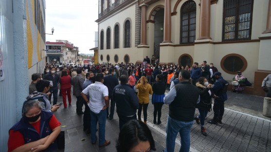 La Torre de Seguridad Pública, Palacio de Gobierno y otros edificios, fueron evacuados esta mañana al registrarse un sismo de 5.7 grados con epicentro en Oaxaca; sin embargo pasó inadvertido por la mayoría de la población de la capital veracruzana.