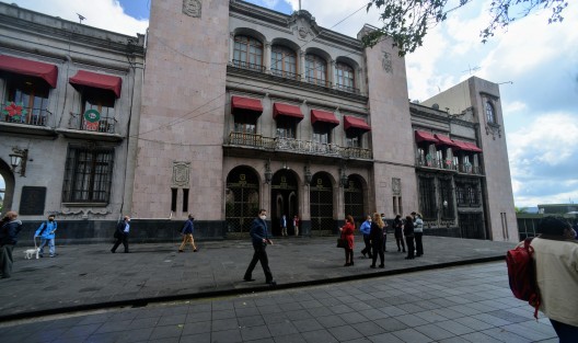 La Torre de Seguridad Pública, Palacio de Gobierno y otros edificios, fueron evacuados esta mañana al registrarse un sismo de 5.7 grados con epicentro en Oaxaca; sin embargo pasó inadvertido por la mayoría de la población de la capital veracruzana. 