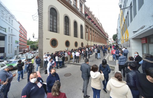 La Torre de Seguridad Pública, Palacio de Gobierno y otros edificios, fueron evacuados esta mañana al registrarse un sismo de 5.7 grados con epicentro en Oaxaca; sin embargo pasó inadvertido por la mayoría de la población de la capital veracruzana.