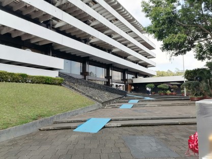 La Torre de Seguridad Pública, Palacio de Gobierno y otros edificios, fueron evacuados esta mañana al registrarse un sismo de 5.7 grados con epicentro en Oaxaca; sin embargo pasó inadvertido por la mayoría de la población de la capital veracruzana.