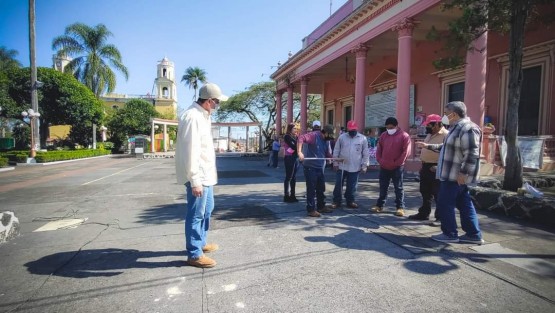 El día de hoy, el alcalde de Teocelo, Mario Chama Díaz, giró instrucciones a titulares y trabajadores de las áreas de Alumbrado Público, Servicios Generales, Parques y Jardines, así como a la Dirección de Turismo y Cultura, para adaptar los espacios en el Parque Revolución donde se instalará la Villa Navideña de Teocelo.
