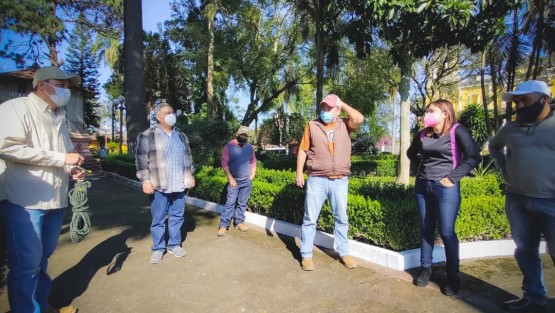 El día de hoy, el alcalde de Teocelo, Mario Chama Díaz, giró instrucciones a titulares y trabajadores de las áreas de Alumbrado Público, Servicios Generales, Parques y Jardines, así como a la Dirección de Turismo y Cultura, para adaptar los espacios en el Parque Revolución donde se instalará la Villa Navideña de Teocelo. 