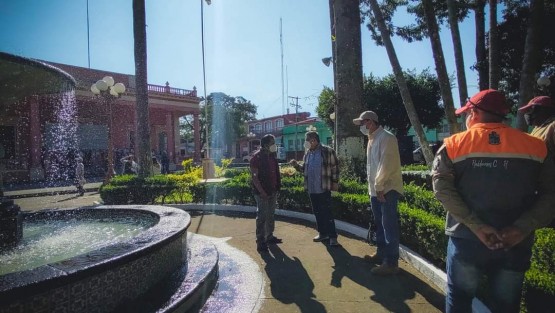 El día de hoy, el alcalde de Teocelo, Mario Chama Díaz, giró instrucciones a titulares y trabajadores de las áreas de Alumbrado Público, Servicios Generales, Parques y Jardines, así como a la Dirección de Turismo y Cultura, para adaptar los espacios en el Parque Revolución donde se instalará la Villa Navideña de Teocelo. 