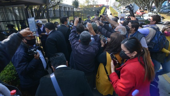 Previo a la comparecencia del Gobernador Cuitláhuac García Jiménez ante el Congreso, los ánimos se calentaron en la entrada al recinto, pues se anunció que no habría acceso para medios de información. 