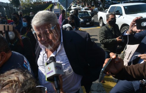 Funcionarios estatales y federales concedieron entrevistas a los medios a su llegada al Palacio Legislativo. Una vez que se permitió el ingreso a los medios, las entrevistas se pudieron realizar con calma. 
