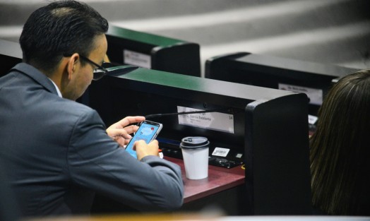 No faltó el diputado que durante la comparecencia atendía otros asuntos para desquitar el sueldo, la dieta y el aguinaldo.