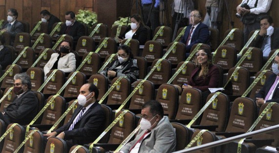 Con intento de <em>sana distancia</em> y uso y desuso de cubrebocas, se vieron los funcionarios presentes en la comparecencia del Gobernador Cuitláhuac García Jiménez.  